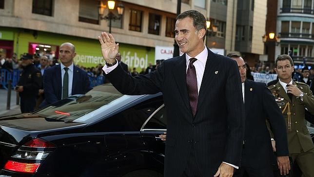 El Rey, en la tarde de este jueves, a su llegada al concierto en el Auditorio Príncipe de Felipe de Oviedo